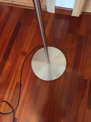 Lámpara de pie moderna gris y plateada muy nueva