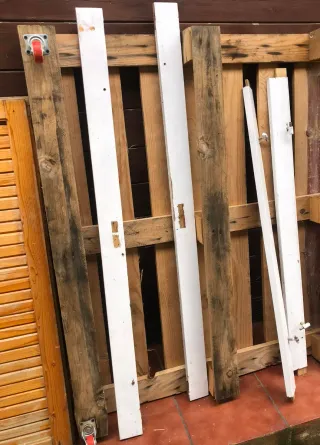 Ventana con persiana de madera