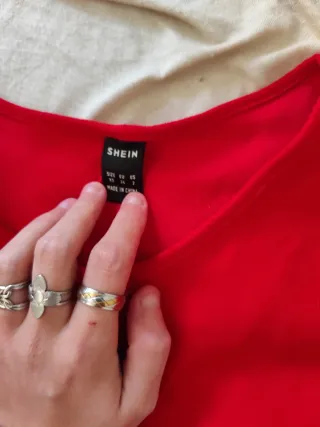 Chaqueta roja con cremallera y mangas abullonadas