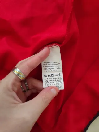 Chaqueta roja con cremallera y mangas abullonadas