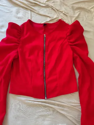 Chaqueta roja con cremallera y mangas abullonadas