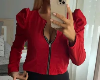 Chaqueta roja con cremallera y mangas abullonadas