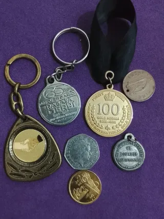 Lote de llaveros y monedas