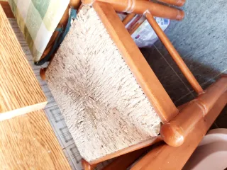 Mesa de cocina con 2 taburetes