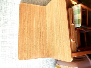 Mesa de cocina con 2 taburetes