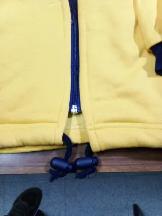 Sudadera con cremallera amarilla y azul