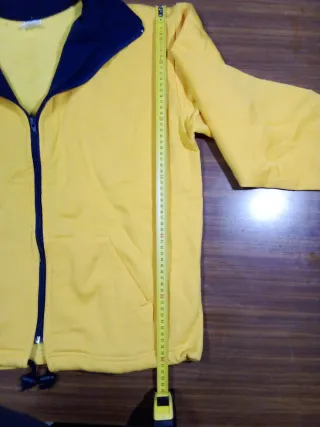 Sudadera con cremallera amarilla y azul