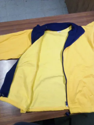 Sudadera con cremallera amarilla y azul