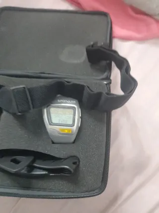 Reloj Geonaute para correr gris y amarillo