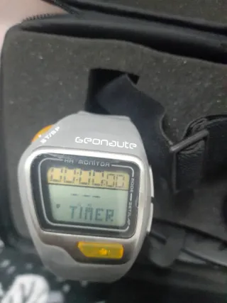 Reloj Geonaute para correr gris y amarillo