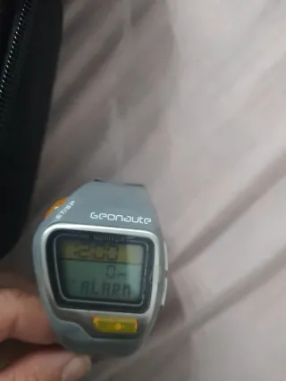 Reloj Geonaute para correr gris y amarillo