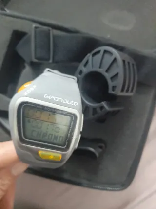 Reloj Geonaute para correr gris y amarillo