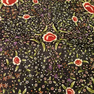 Mantón de Manila bordado flores. Antiguo.