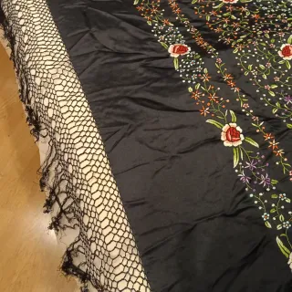 Mantón de Manila bordado flores. Antiguo.