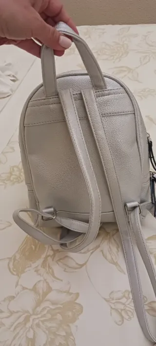Mochila plateada para chica