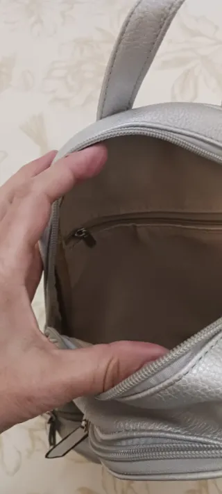 Mochila plateada para chica