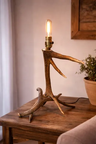 Lámpara de mesa rústica.