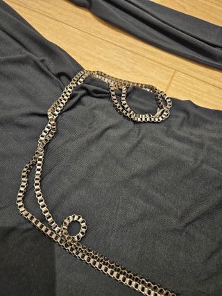 Vestido Phard negro con cinturón plateado