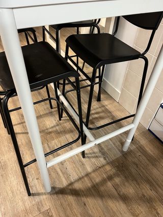 Mesa alta Ikea con 4 taburetes