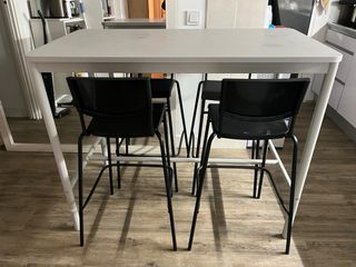 Mesa alta Ikea con 4 taburetes