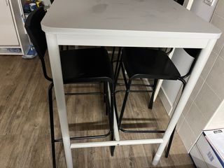 Mesa alta Ikea con 4 taburetes