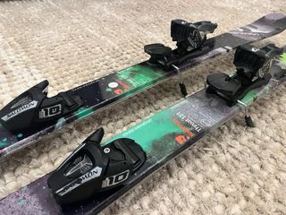 Sci Salomon Threat 151 con attacchi