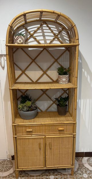Estantería de bambú y mimbre