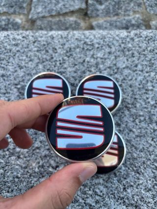 4 Tapabujes Seat 56mm rojo negro nuevos