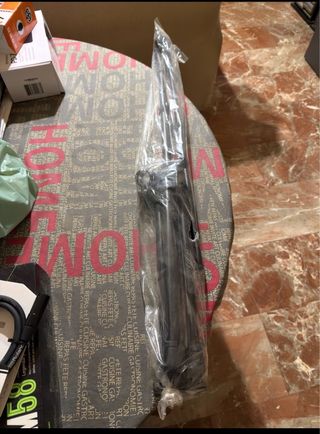 Soporte de pie para micrófono con brazo.