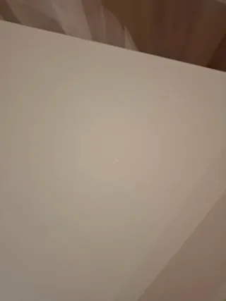 Mesa de comedor blanca de madera