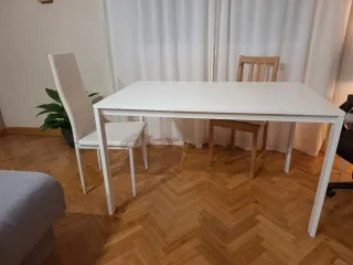 Mesa de comedor blanca de madera