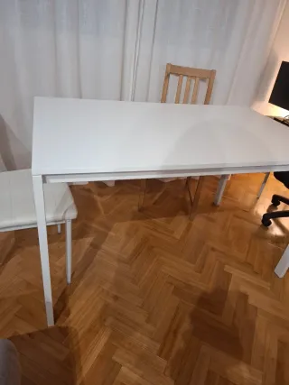 Mesa de comedor blanca de madera