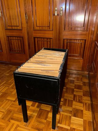 Archivador de oficina negro y marrón