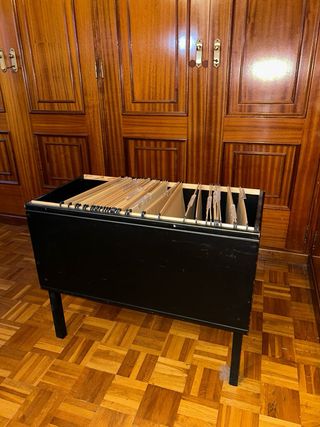 Archivador de oficina negro y marrón