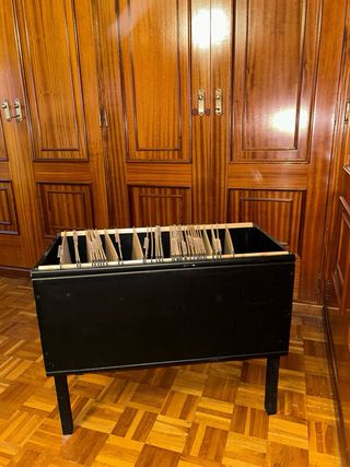 Archivador de oficina negro y marrón