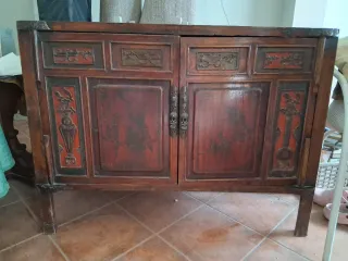 Mueble de madera con detalles tallados