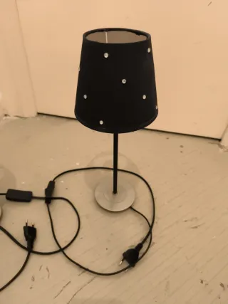 Lámparas de mesa negras con detalles