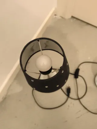 Lámparas de mesa negras con detalles