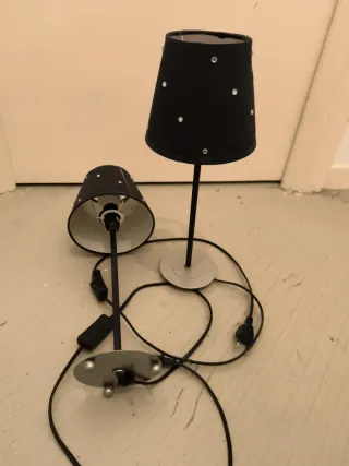 Lámparas de mesa negras con detalles