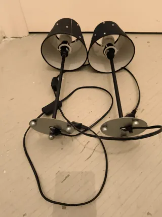 Lámparas de mesa negras con detalles