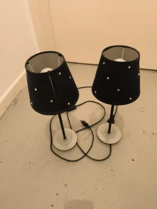 Lámparas de mesa negras con detalles