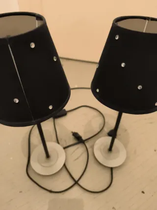 Lámparas de mesa negras con detalles