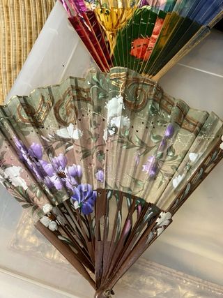 Raccolta di ventagli antichi decorati