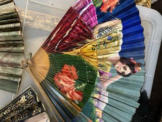 Raccolta di ventagli antichi decorati