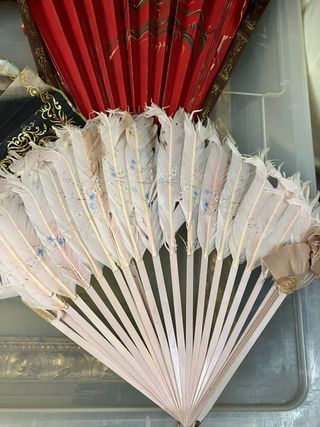 Raccolta di ventagli antichi decorati