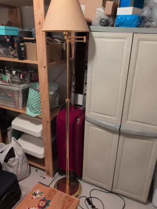 Lámpara de pie dorada y beige