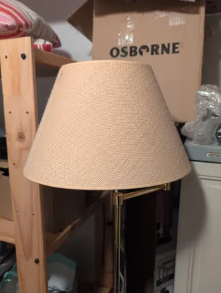 Lámpara de pie dorada y beige