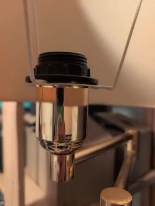 Lámpara de pie dorada y beige