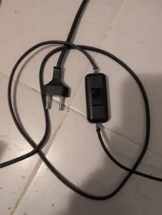 Lámpara de pie dorada y beige