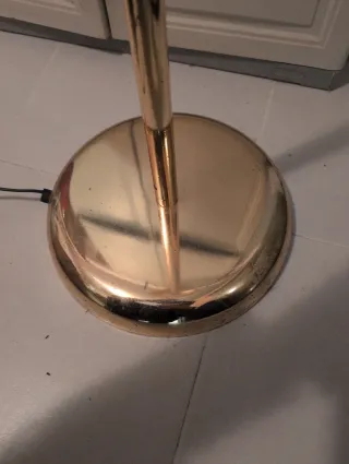 Lámpara de pie dorada y beige